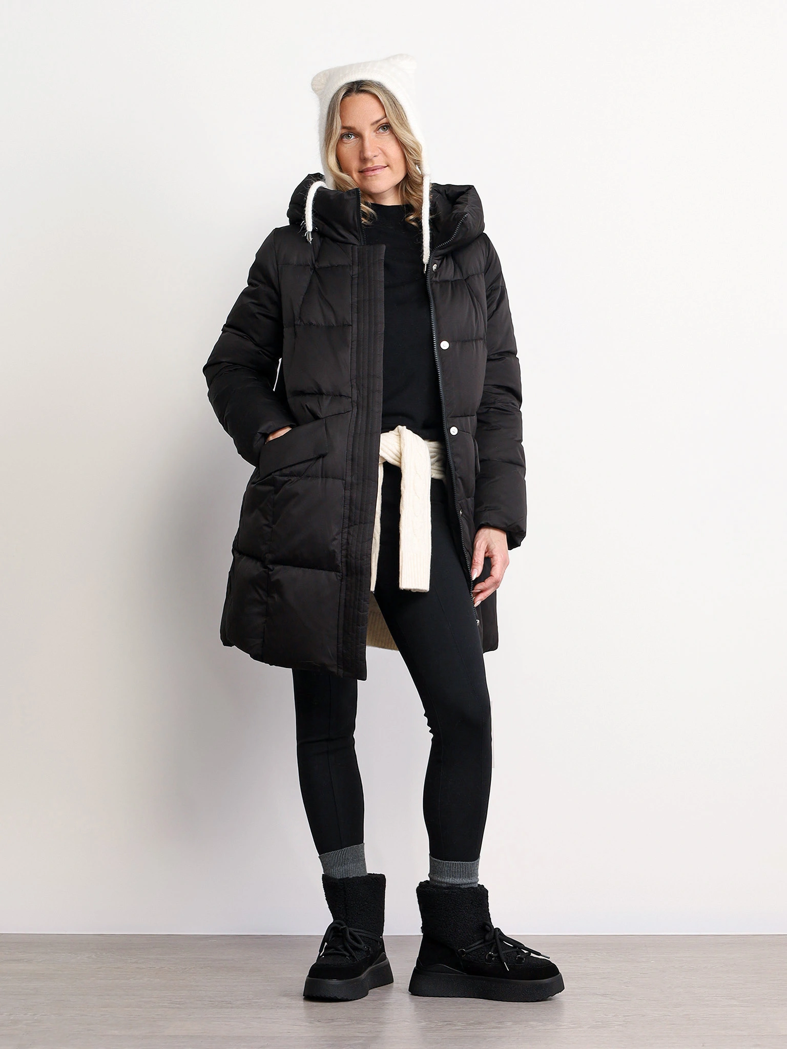 Пуховик черного цвета с капюшоном